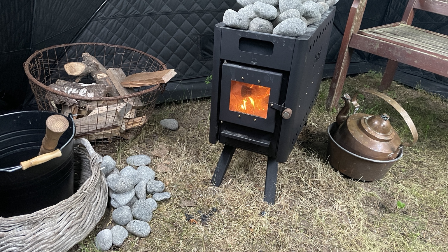 Vedeldad kamin inne i bastutältet när det stod i trädgården