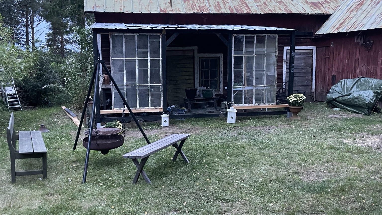 Ladan och uteplatsen på Reviret medan arbetet pågår